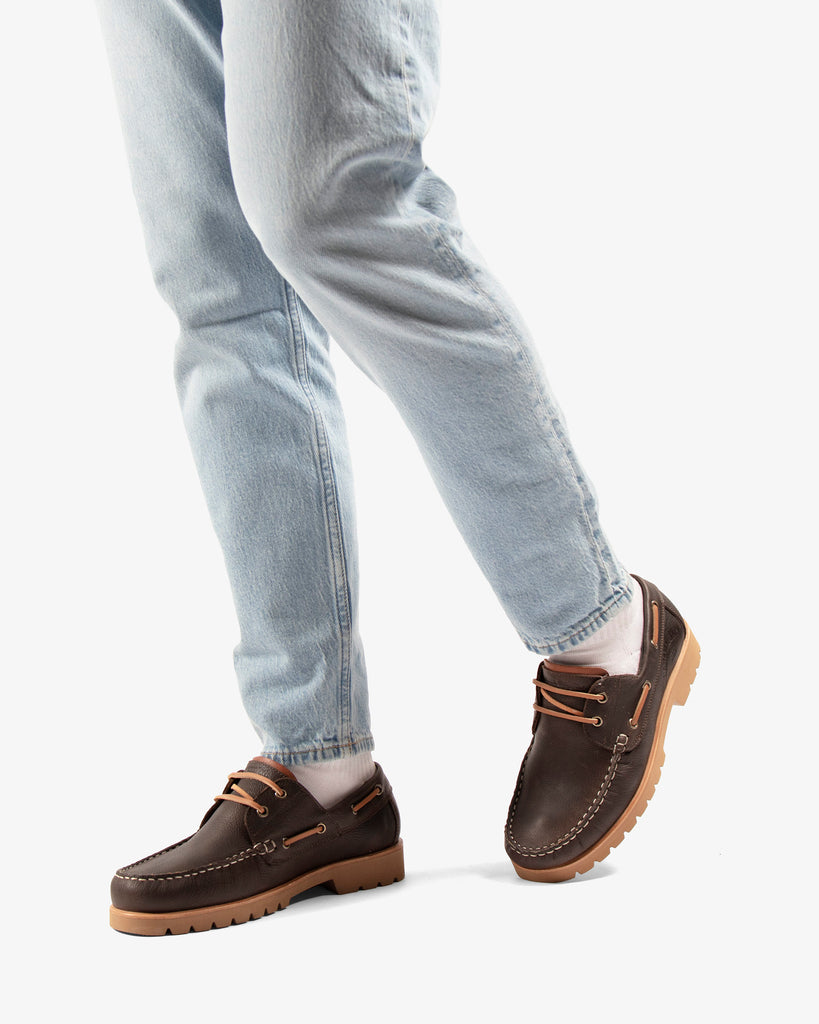 Boat náutico de piel con forro interior de piel. marron