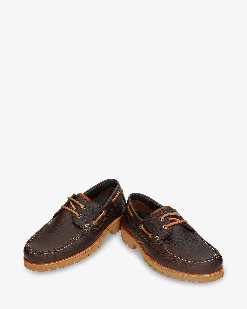 Boat náutico de piel con forro interior de piel. marron