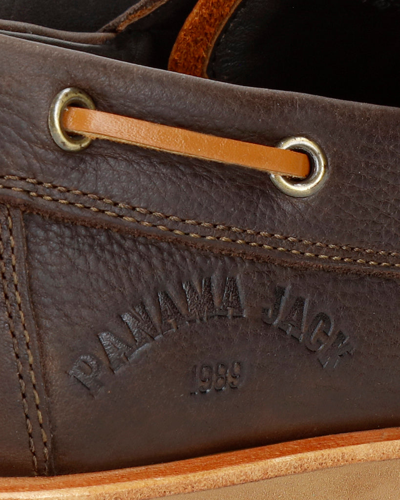 Boat náutico de piel con forro interior de piel. marron