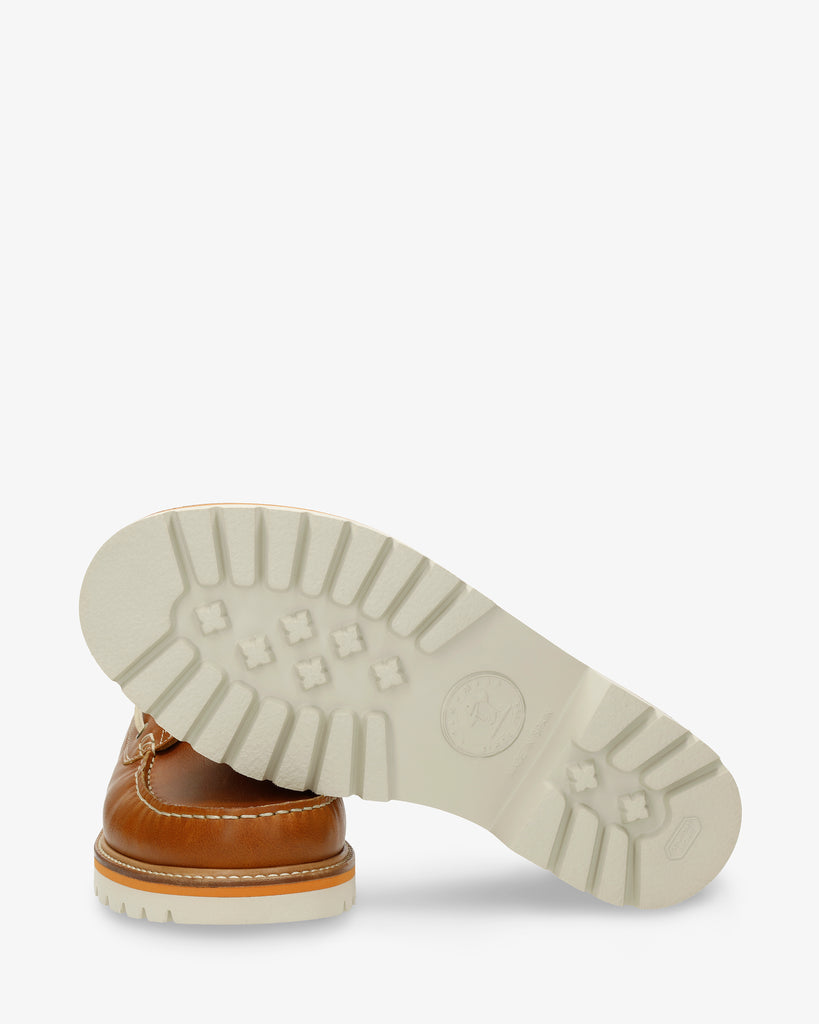 Boat náuticos de piel con forro interior de piel. camel