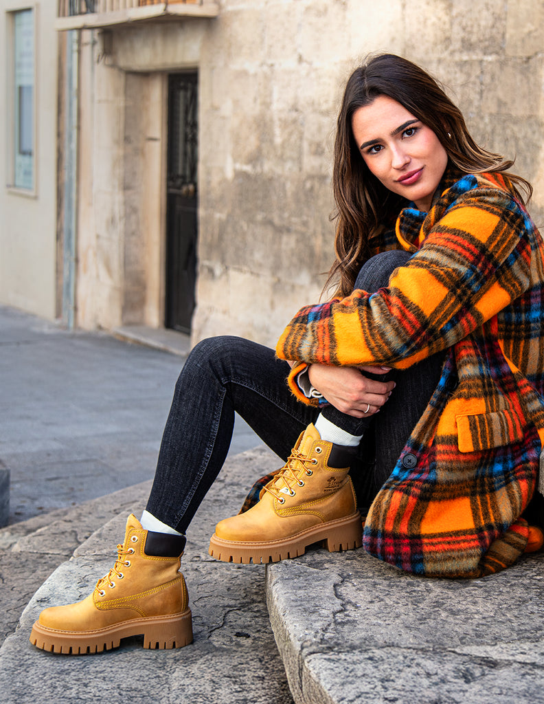 Chica sentada con botas Cleo de Panama Jack