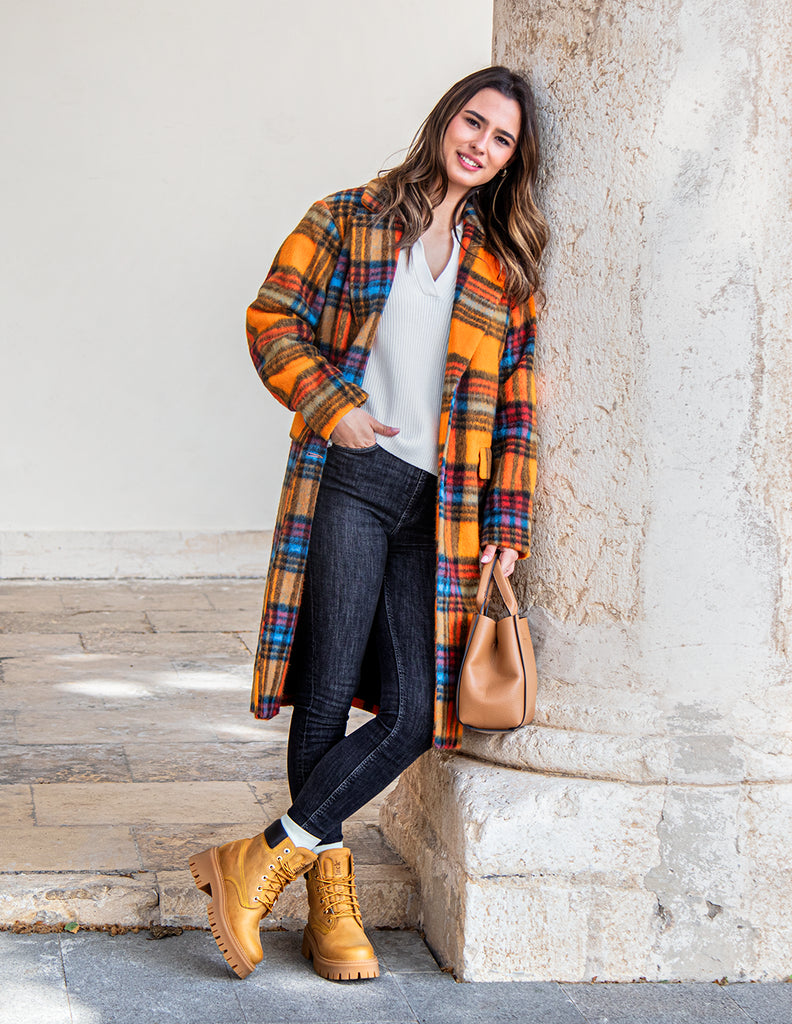Chica apoyada en columna con Botas Cleo de Panama Jack