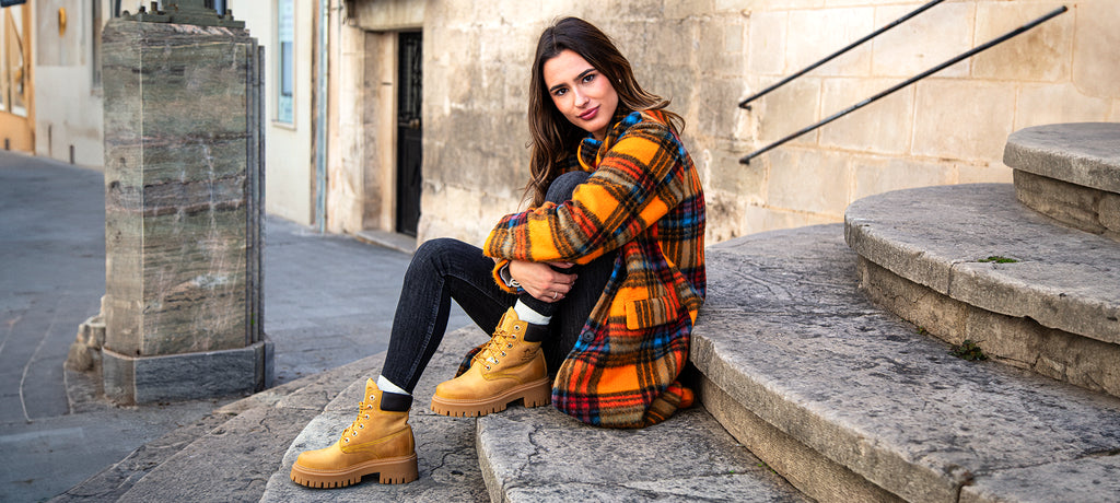 Chica sentada con botas Cleo de Panama Jack