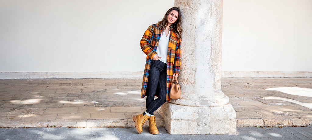 Chica apoyada en columna con Botas Cleo de Panama Jack